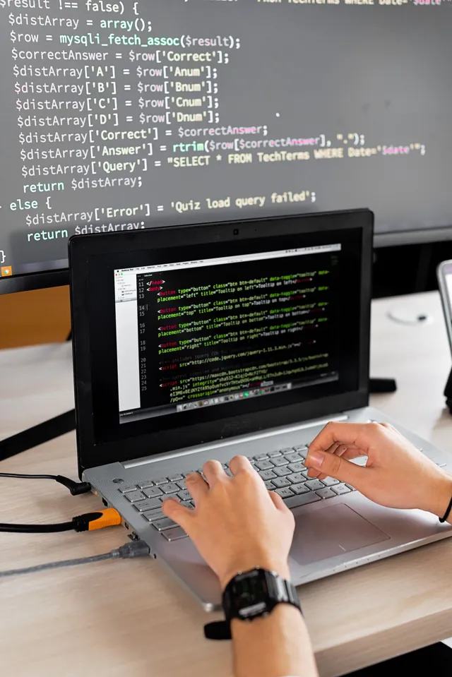 Entwicklungsarbeitsplatz mit Laptop und externem Monitor