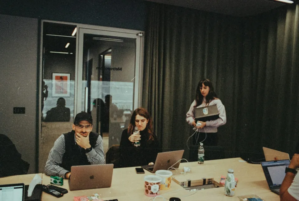 Menschen bei der gemeinsamen Arbeit mit Laptops